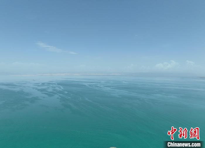 圖為航拍仲夏時(shí)節(jié)，青海湖水天一色。　祁增蓓 攝