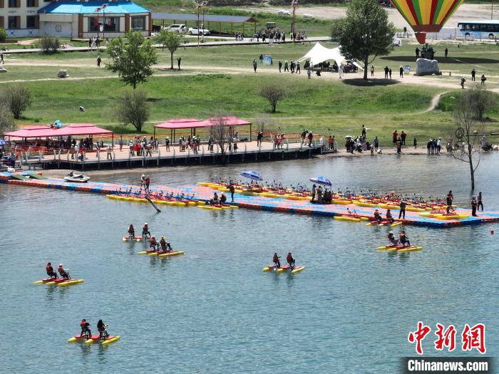 圖為航拍游客青海湖二郎劍景區(qū)體驗(yàn)娛樂項(xiàng)目。　祁增蓓 攝