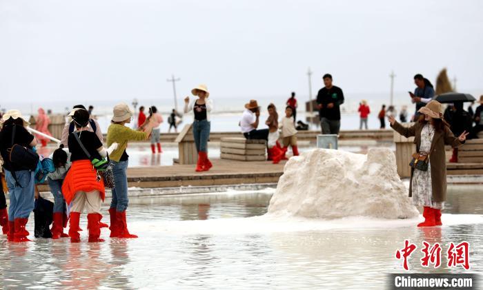圖為游客在茶卡鹽湖拍照?！⊙Φ?攝