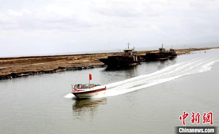 圖為茶卡鹽湖?！⊙Φ?攝