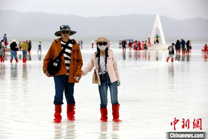 圖為游客在茶卡鹽湖之中?！⊙Φ?攝