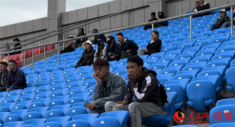 現(xiàn)場觀看“州超”的觀眾。人民網(wǎng) 劉沛然攝