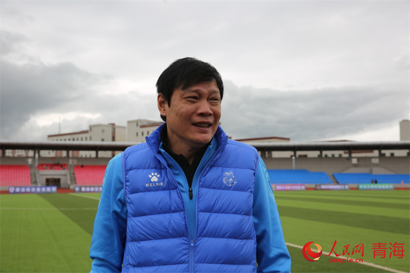 中場休息時與球員交流的范志毅。人民網(wǎng) 馬可欣攝