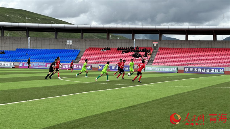 “州超”球員正在拼搶。人民網(wǎng) 劉沛然攝