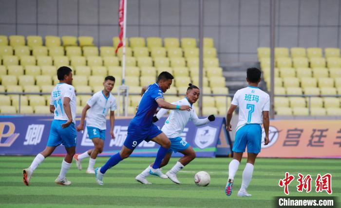 圖為班瑪隊(duì)(白)與達(dá)日隊(duì)在球場(chǎng)進(jìn)行比拼?！●R銘言 攝