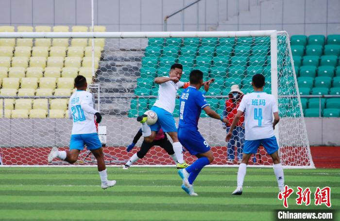 圖為班瑪隊(duì)(白)與達(dá)日隊(duì)在球場(chǎng)進(jìn)行比拼?！●R銘言 攝