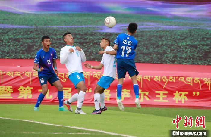 圖為班瑪隊(duì)(白)與達(dá)日隊(duì)在球場(chǎng)進(jìn)行比拼?！●R銘言 攝