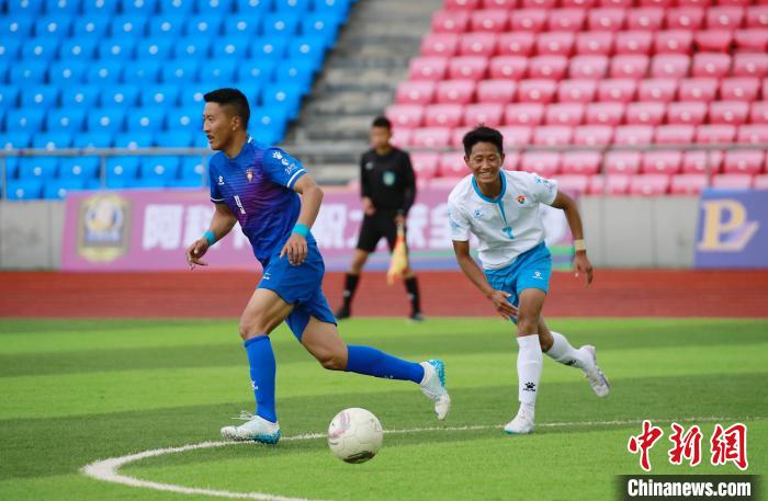 圖為班瑪隊(duì)(白)與達(dá)日隊(duì)隊(duì)員在球場(chǎng)感受快樂足球。　馬銘言 攝