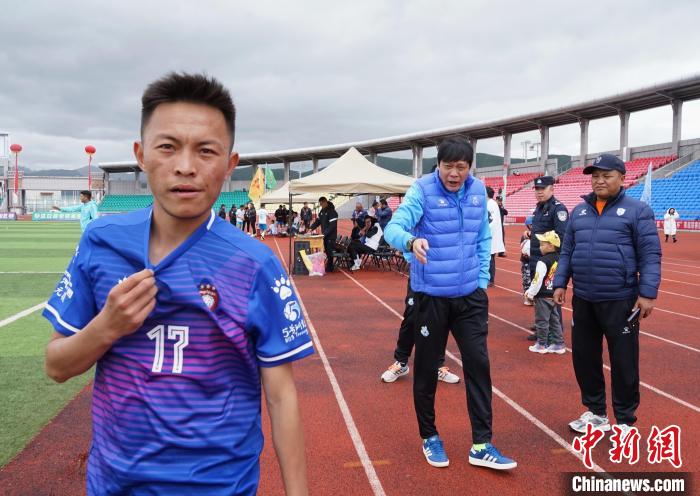 圖為范志毅在球場(chǎng)邊指導(dǎo)球員。　馬銘言 攝