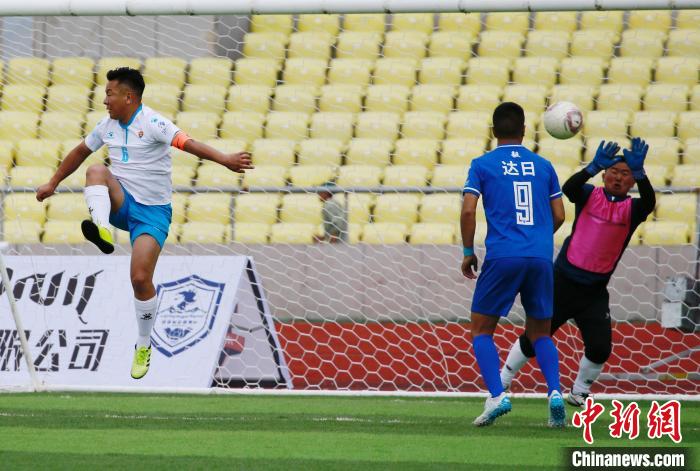 圖為班瑪隊(duì)(白)與達(dá)日隊(duì)在球場(chǎng)進(jìn)行比拼?！●R銘言 攝