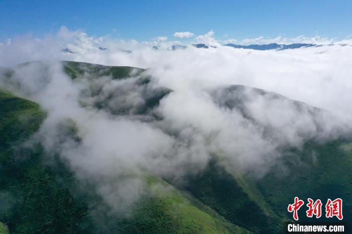 航拍賽來塘鎮(zhèn)山間云霧繚繞?！●R銘言 攝