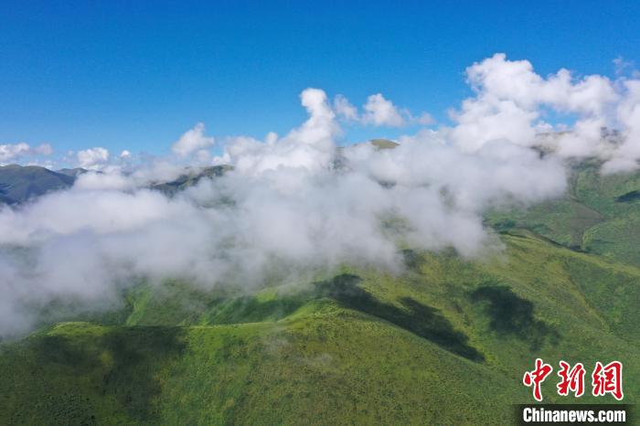 航拍賽來塘鎮(zhèn)山間云霧繚繞。　馬銘言 攝