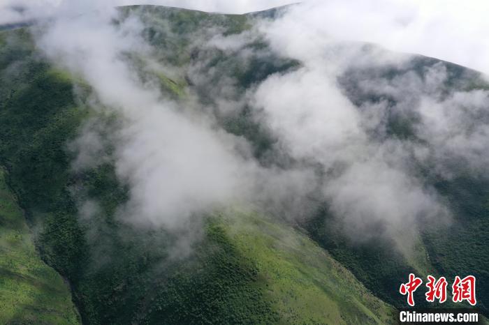 航拍賽來塘鎮(zhèn)山間云霧繚繞?！●R銘言 攝