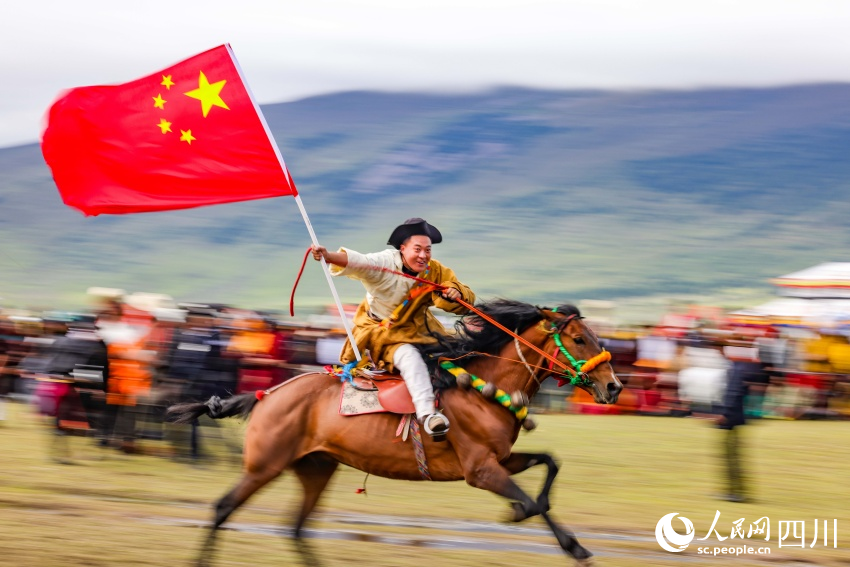 馬術(shù)表演現(xiàn)場。洛絨尼瑪攝