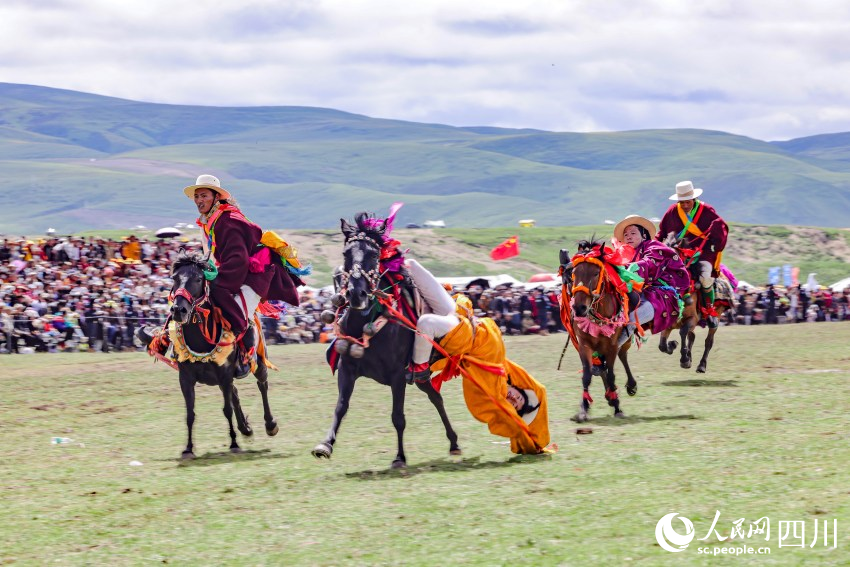 馬術(shù)表演現(xiàn)場。洛絨尼瑪攝