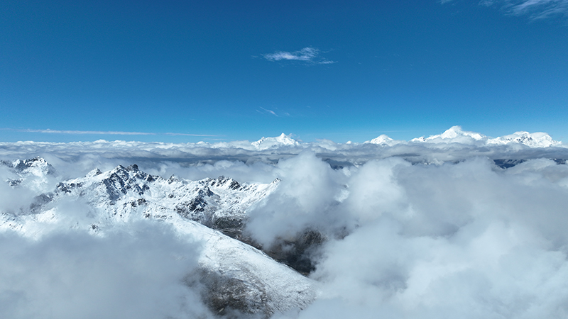 在白馬雪山遙望梅里雪山。德欽縣融媒體中心供圖