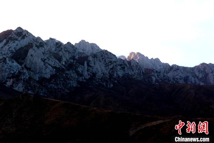 青海洮河源國(guó)家濕地公園:奇峰聳立水草豐美