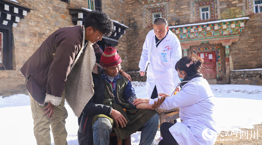 幫扶醫(yī)療小分隊(duì)成員為村民義診。劉學(xué)懿攝