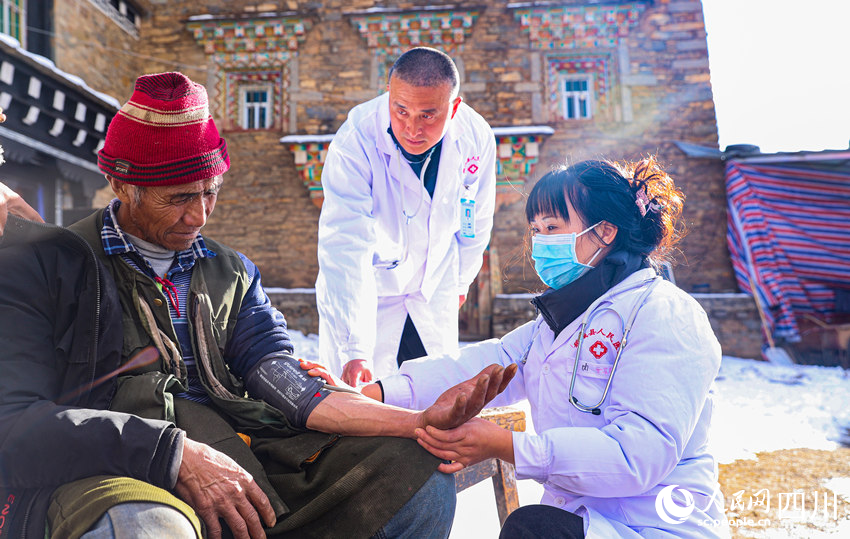 幫扶醫(yī)療小分隊(duì)成員為村民義診。劉學(xué)懿攝