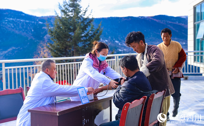 幫扶醫(yī)療小分隊(duì)成員為村民義診。劉學(xué)懿攝