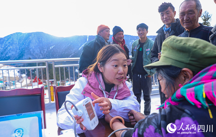 幫扶醫(yī)療小分隊(duì)成員為村民義診。劉學(xué)懿攝