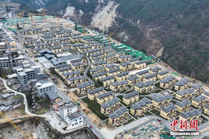 圖為2月1日，瀘定磨西鎮(zhèn)震后重建的安置小區(qū)。(無人機(jī)照片)<a target='_blank' href='/'><p  align=