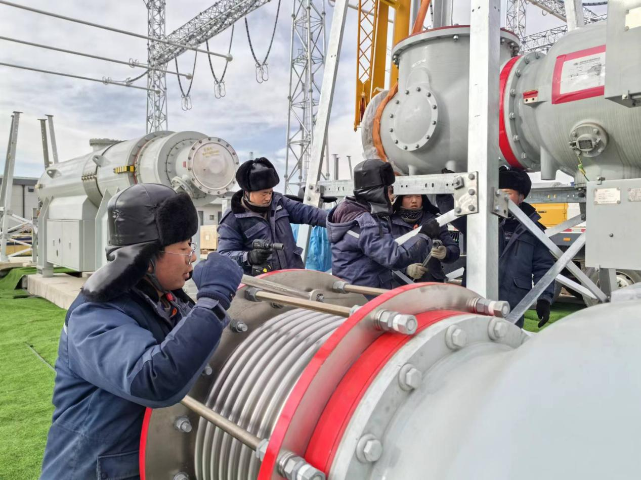 750千伏HGIS單元開(kāi)蓋環(huán)節(jié)。王元明攝