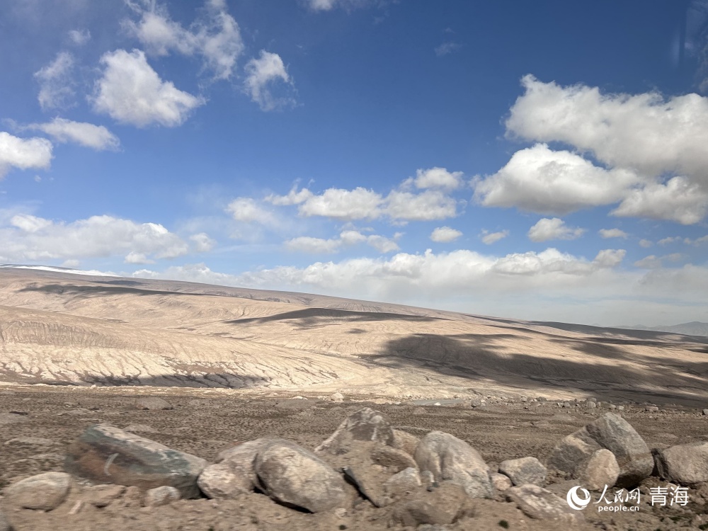 驅(qū)車前往雪山牧場(chǎng)管護(hù)站途中。人民網(wǎng) 陳明菊攝