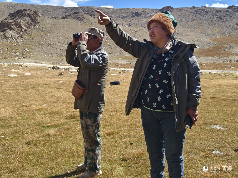 堅(jiān)守在雪山牧場(chǎng)生態(tài)管護(hù)站的吉太本夫婦。人民網(wǎng) 陳明菊攝