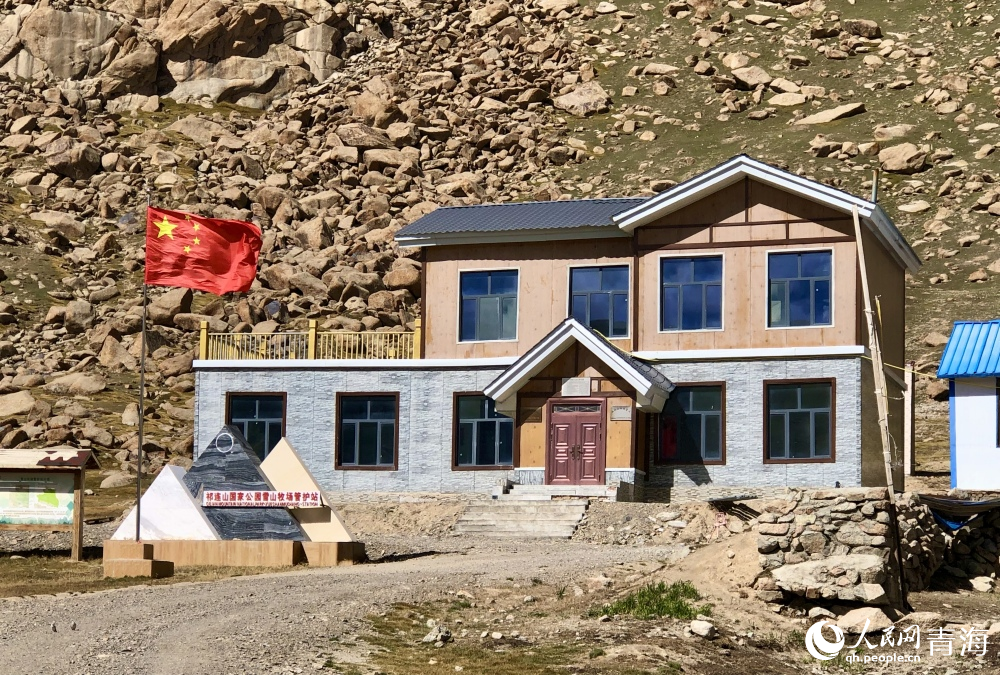 祁連山國(guó)家公園雪山牧場(chǎng)管護(hù)站的二層小樓。