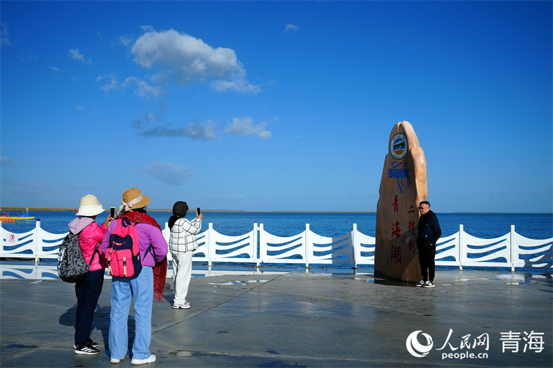 游客在青海湖二郎劍景區(qū)游玩。人民網(wǎng) 況玉攝