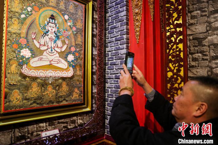 青海同仁:筆尖神韻展現熱貢唐卡魅力