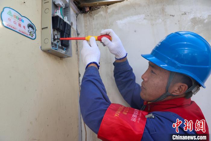 青海湖畔點亮萬家燈火的藏漢雙語“電力衛(wèi)士”