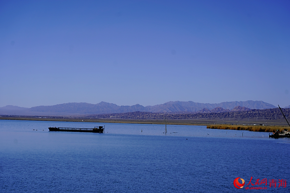 可魯克湖秋色如畫。人民網(wǎng) 陳明菊攝