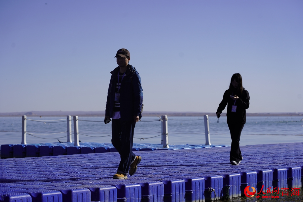 游人漫步在可魯克湖。人民網(wǎng) 陳明菊攝
