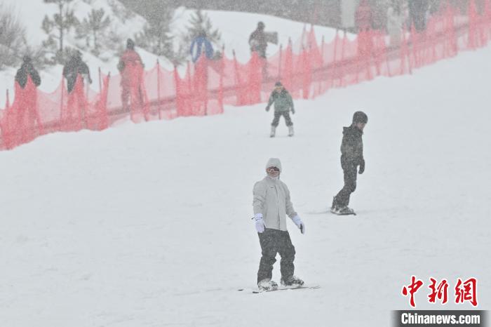 云南迪慶:雪域高原冰雪經(jīng)濟持續(xù)火熱