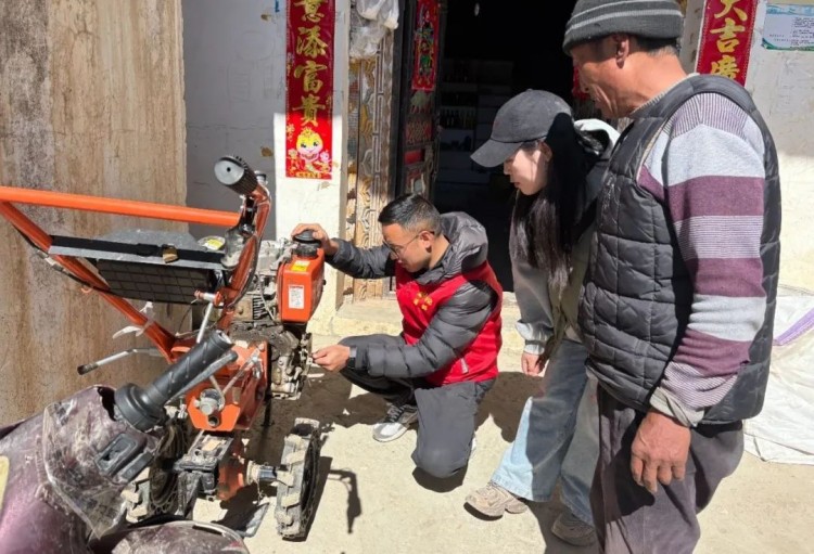 澤郎幫助村民檢查機(jī)械農(nóng)具。黑水縣融媒體中心供圖