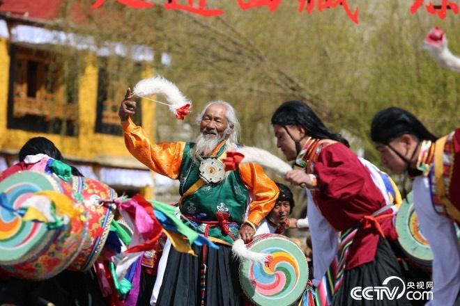 這里的人們，跳著從高原上長(zhǎng)出來(lái)的久河卓舞，舞動(dòng)人生，一代又一代。