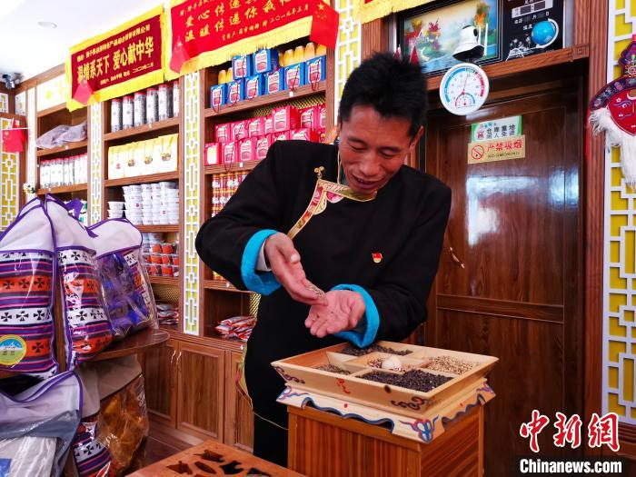 圖為洛桑旦增介紹青稞的功效?！垈?攝