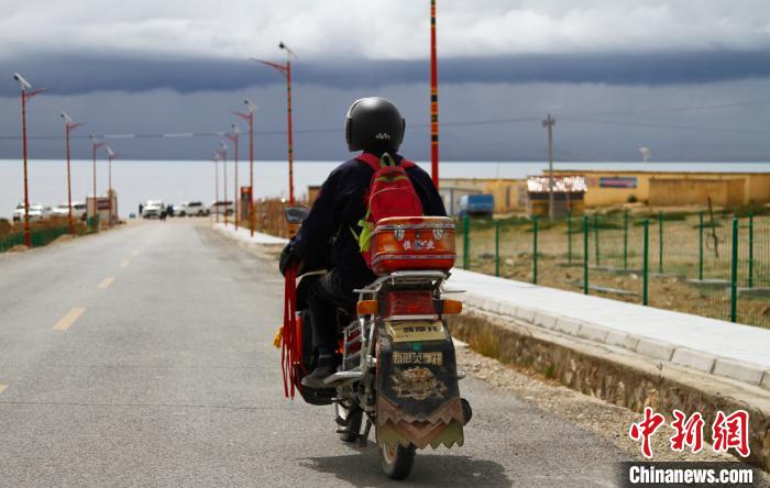 圖為白瑪從家中前往湖邊巡邏?！≮w朗 攝