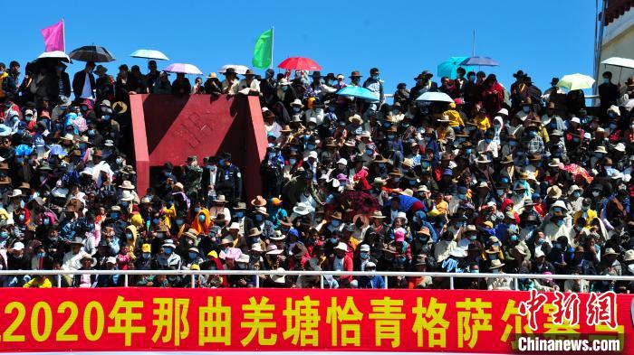 圖為當(dāng)日的比賽吸引了眾多觀眾?！垈?攝