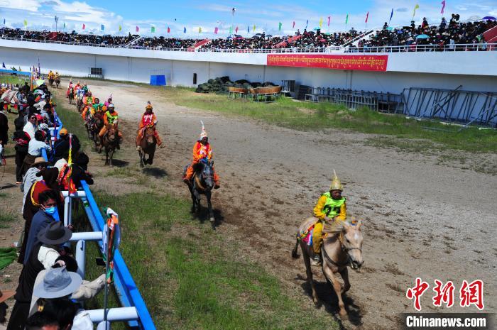 圖為少年騎手騎乘沒(méi)有馬鞍的賽馬，靠雙腳夾住馬馳騁在跑道上?！垈?攝