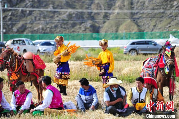 圖為等待登場的農(nóng)牧民演員?！垈?攝