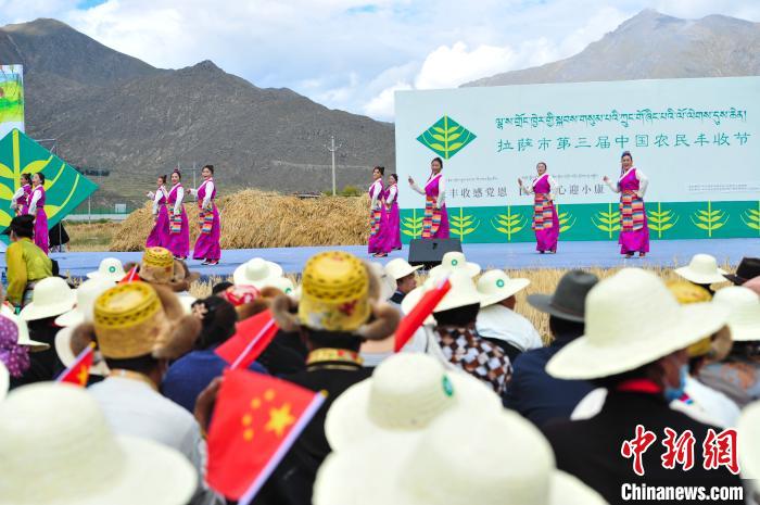 圖為農(nóng)牧民在欣賞文藝表演?！垈?攝