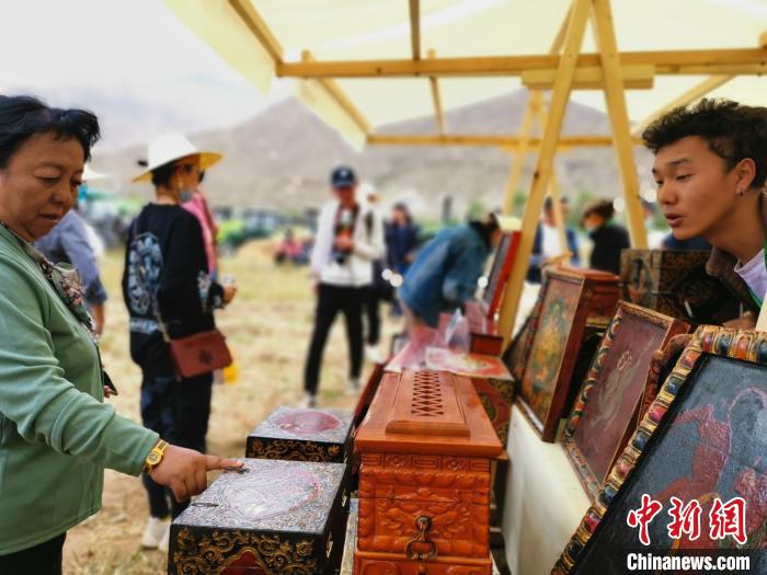 圖為拉薩市民在特色農(nóng)畜產(chǎn)品展示展銷會上選購商品。　張偉 攝