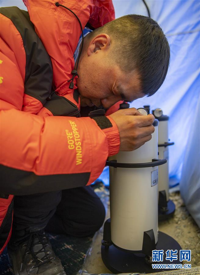 （新華全媒頭條·圖文互動）（9）往更高處長、往長春北京方向移動——來自海拔8848.86米的報告