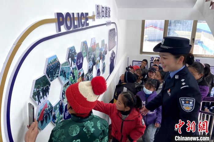 山南邊境管理支隊勒布邊境派出所舉行警營開放日活動，邀請駐地民眾進警營，了解民警工作生活。　莊冀 攝