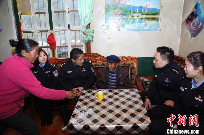 亞東出入境邊防檢查站民警走訪慰問轄區(qū)困難群眾。　張雨強 攝