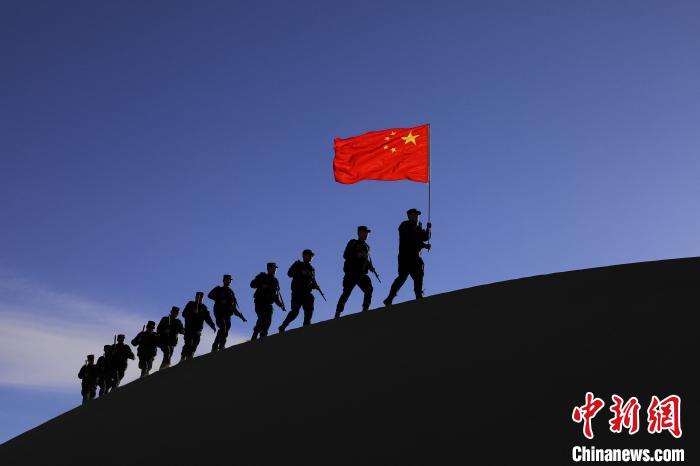 日喀則邊境管理支隊幾腳橋邊境檢查站民警在轄區(qū)開展巡邏工作?！↓埿▲P 攝