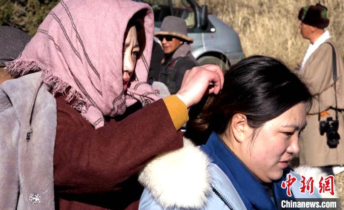 圖為1月13日，電影《雪域青春》群眾演員做拍攝準(zhǔn)備?！∝暽＠?攝